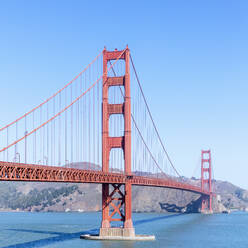 Golden Gate Bridge gegen klaren Himmel in San Francisco, Kalifornien, USA - AHF00131