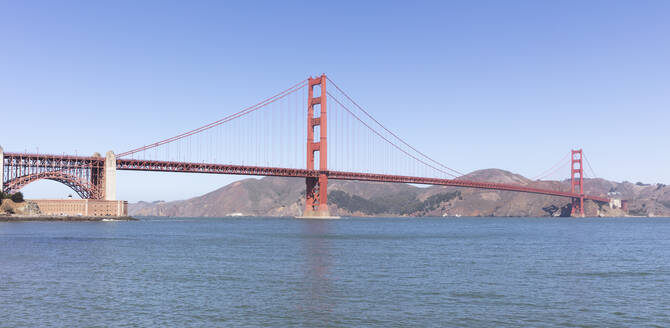 Golden Gate Bridge über dem Meer in San Francisco, Kalifornien, USA - AHF00132