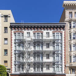 Schönes Gebäude außen gegen klaren Himmel in San Francisco, Kalifornien, USA - AHF00133