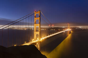 Lichtspur auf der Golden Gate Bridge in San Francisco, Kalifornien, USA - AHF00140