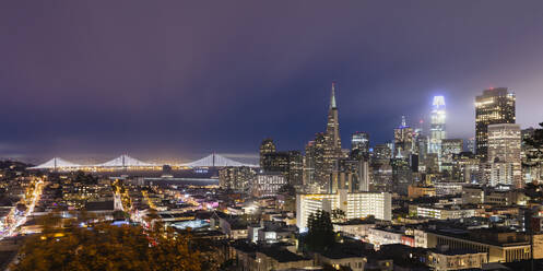 Finanzviertel mit der Oakland Bay Bridge im Hintergrund in San Francisco, Kalifornien, USA - AHF00141