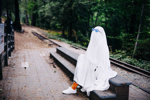Gespenst wartet neben den Bahngleisen und trägt eine Sonnenbrille - CAVF89755