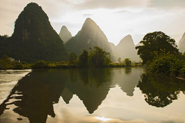 Sunset on the river Li close to Yangshua in China - CAVF89773