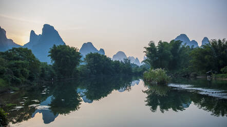 Sonnenuntergang auf dem Fluss Li in der Nähe von Yangshua in China - CAVF89776