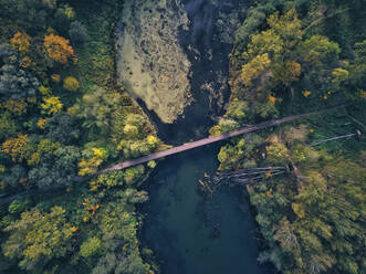 Landschaftliche Szenerie der Brücke über den Bethanien-Teich in Sergijew Posad, Russland - KNTF05627