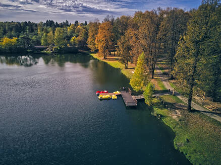 Blick auf den See und das Tretboot am Steg - KNTF05635