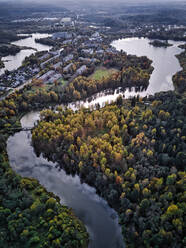 Wohnviertel am See in der Stadt - KNTF05643