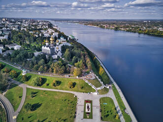 Luftaufnahme des Parks an der Strelka und der Mariä-Entschlafens-Kathedrale am Fluss Wolga in der Stadt Jaroslawl, Russland - KNTF05644