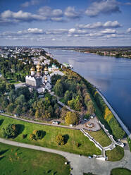 Luftaufnahme des Parks an der Strelka und der Mariä-Entschlafens-Kathedrale am Fluss Wolga in der Stadt an einem sonnigen Tag, Jaroslawl, Russland - KNTF05645