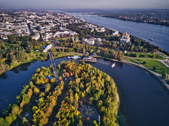 Luftaufnahme des Parks an der Strelka mit der Mariä-Entschlafens-Kathedrale am Fluss Wolga in der Stadt Jaroslawl, Russland - KNTF05650