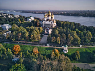 Luftaufnahme der Mariä-Entschlafens-Kathedrale am Fluss Wolga in der Stadt gegen den Himmel, Jaroslawl, Russland - KNTF05651