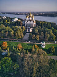 Luftaufnahme der Mariä-Entschlafens-Kathedrale am Fluss Wolga in der Stadt Jaroslawl, Russland - KNTF05652