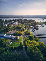 Luftaufnahme des Parks in Strelka mit der Mariä-Entschlafens-Kathedrale am Übergang von Wolga und Kotorosl, Jaroslawl, Russland - KNTF05654