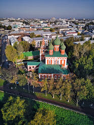 Luftaufnahme der Kirche St. Michael der Erzengel in der Stadt an einem sonnigen Tag, Jaroslawl, Russland - KNTF05660