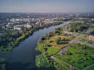 Luftaufnahme des Flusses Kotorosl in der Stadt Jaroslawl gegen den Himmel - KNTF05661