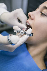 Zahnarzt betäubt Patientin vor Zahnbehandlung in Klinik - ABZF03383