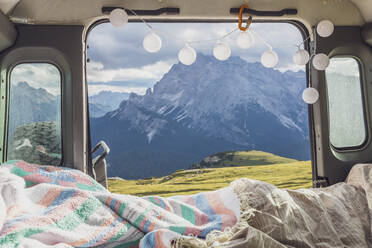 Blick auf die Bergkette gegen den Himmel vom Wohnmobil aus, Sextner Dolomiten, Dolomiten, Südtirol, Italien - MMAF01401