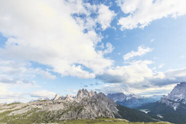 Idyllische Aufnahme der felsigen Berge von den Sextner Dolomiten aus gesehen, Dolomiten, Südtirol, Italien - MMAF01405