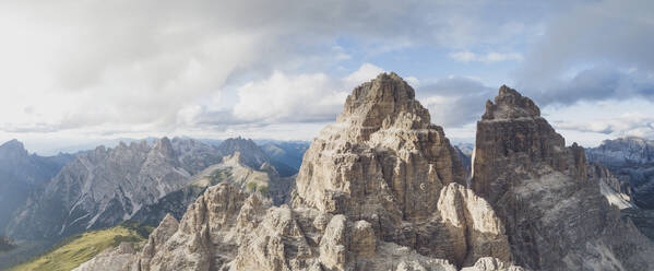 Luftaufnahme von felsigen Bergspitzen gegen den Himmel, Sextner Dolomiten, Dolomiten, Südtirol, Italien - MMAF01407