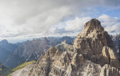 Drohnenansicht von felsigen Berggipfeln gegen den Himmel, Sextner Dolomiten, Dolomiten, Südtirol, Italien - MMAF01408