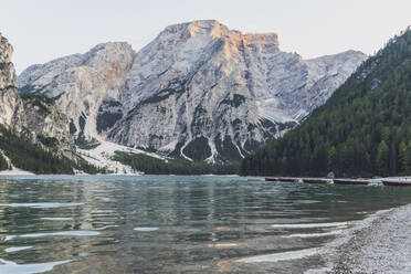 Idyllischer Blick auf den Pragser Wildsee und die schneebedeckten Berge bei klarem Himmel, Dolomiten, Südtirol, Italien - MMAF01414