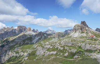 Hütte an den berühmten Drei Zinnen gegen den Himmel an einem sonnigen Tag, Sextner Dolomiten, Dolomiten, Südtirol, Italien - MMAF01416