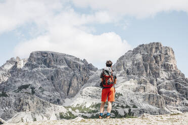 Männlicher Tourist mit Blick auf die berühmten Drei Zinnen gegen den Himmel, Sextner Dolomiten, Dolomiten, Südtirol, Italien - MMAF01417