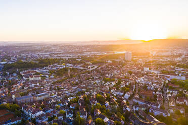 Deutschland, Baden-Württemberg, Stuttgart, Luftaufnahme des Stadtteils Stuttgart-Ost bei Sonnenuntergang - WDF06289