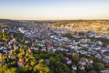 Deutschland, Baden-Württemberg, Stuttgart, Luftaufnahme des Stadtteils Diemershalde in der Abenddämmerung - WDF06291