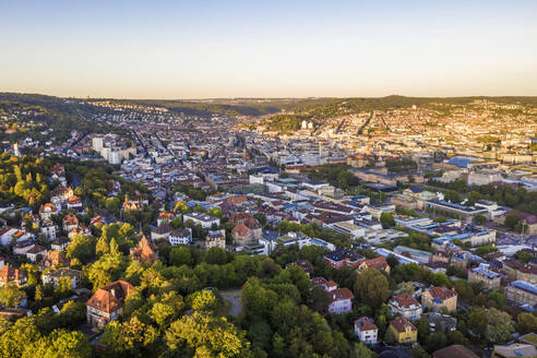 Deutschland, Baden-Württemberg, Stuttgart, Luftaufnahme des Stadtteils Diemershalde in der Abenddämmerung - WDF06291