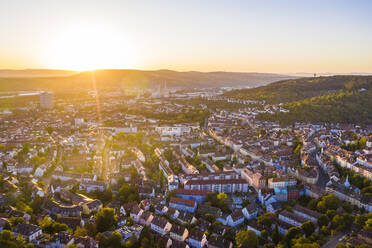 Deutschland, Baden-Württemberg, Stuttgart, Luftaufnahme der Stadtteile Stuttgart-Ost und Stuttgart-Wangen bei Sonnenuntergang - WDF06292