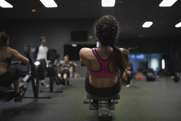 Athleten trainieren auf einer Hantelbank im Fitnessstudio - SNF00565