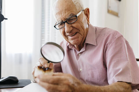 Magnifying Glass - What, who, how, where, when, why, Stock image