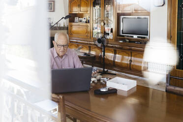 Älterer Mann mit Laptop am Tisch - JRFF04769