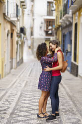 Pärchen, das auf einem Fußweg in der Stadt eine Romanze hat - JSMF01768