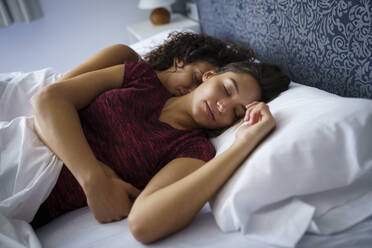 Schönes lesbisches Paar schläft auf dem Bett zu Hause - JSMF01794