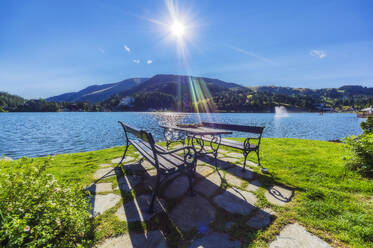 Tisch und Bank am See gegen den Berg auf der Turracher Höhe, Gurktaler Alpen, Österreich - THAF02877