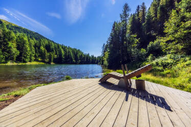 Liegestuhl auf Steg am See bei der Turracher Höhe, Gurktaler Alpen, Österreich - THAF02883