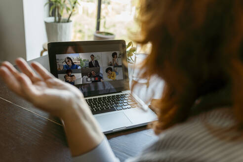 Frau benutzt Laptop während eines Videogesprächs zu Hause - VABF03578