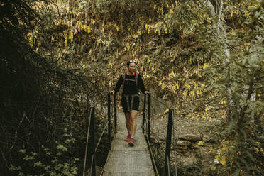 Wanderer auf der Brücke in der Sierra De Hornachuelos, Cordoba, Spanien - DMGF00149