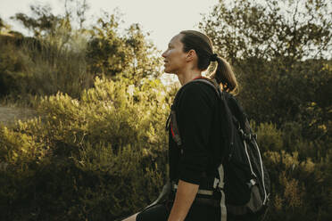 Frau mit Rucksack bei der Erkundung der Sierra De Hornachuelos, Cordoba, Spanien - DMGF00158