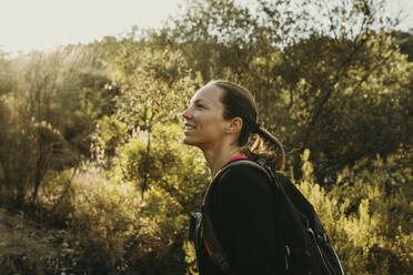 Lächelnde Frau bei der Erkundung der Sierra De Hornachuelos, Cordoba, Spanien - DMGF00159
