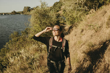 Lächelnde Frau auf einem Wanderweg in der Sierra De Hornachuelos, Cordoba, Spanien - DMGF00160