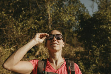 Frau mit Sonnenbrille in der Sierra De Hornachuelos, Cordoba, Spanien - DMGF00165