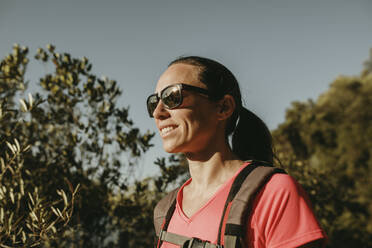 Mittlere erwachsene Frau, stehend in der Sierra De Hornachuelos, Cordoba, Spanien - DMGF00166