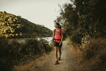 Wanderer auf einem Wanderweg in der Sierra De Hornachuelos, Cordoba, Spanien - DMGF00167