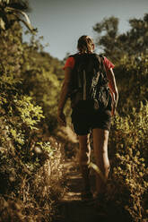 Frau mit Rucksack beim Trekking auf einem Bergpfad in der Sierra De Hornachuelos, Cordoba, Spanien - DMGF00176