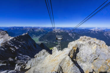 Österreich, Tirol, Skilift im Wettersteingebirge - THAF02896