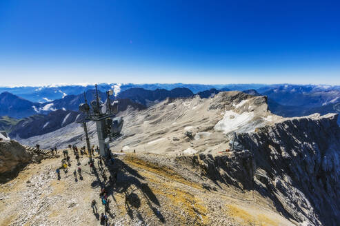 Österreich, Tirol, Menschen warten am Skilift im Wettersteingebirge - THAF02898