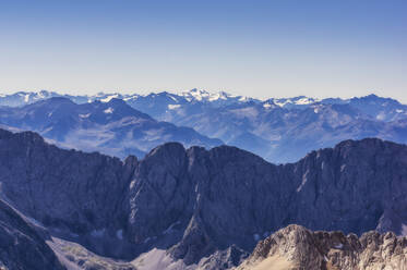 Österreich, Tirol, Blick auf die Gipfel des Wettersteingebirges - THAF02899